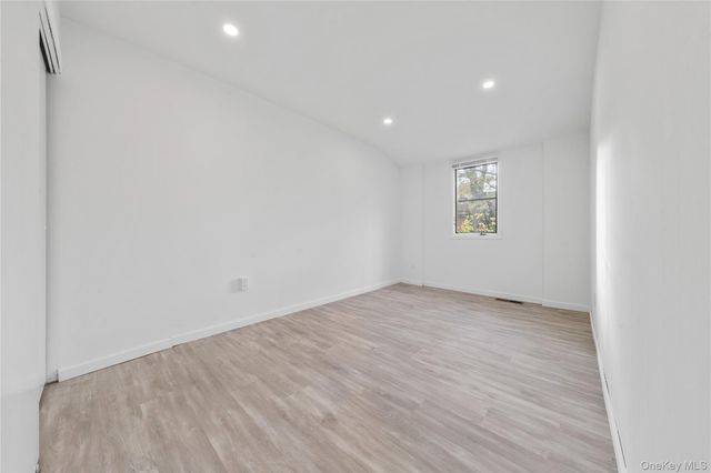 34 Wooded Way, Calverton, NY 11933