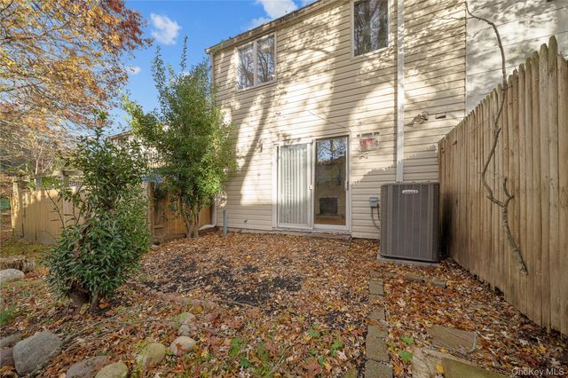 34 Wooded Way, Calverton, NY 11933