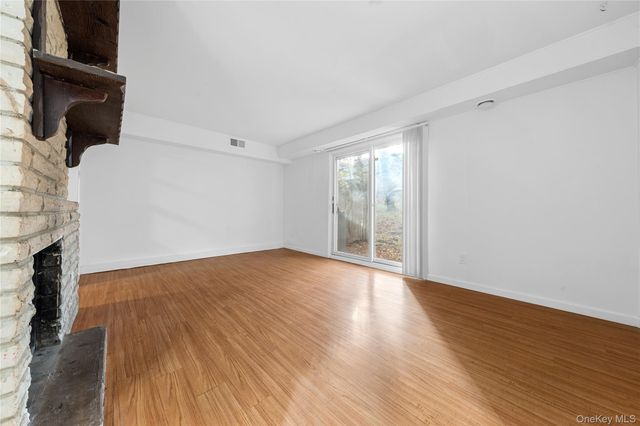 34 Wooded Way, Calverton, NY 11933