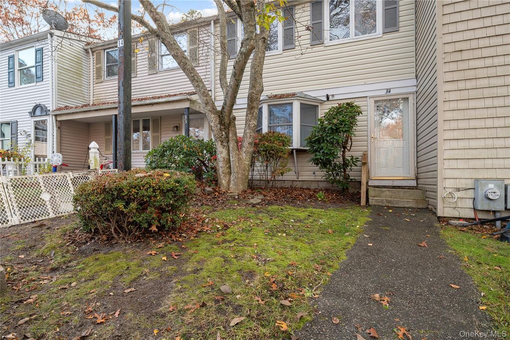 34 Wooded Way, Calverton, NY 11933