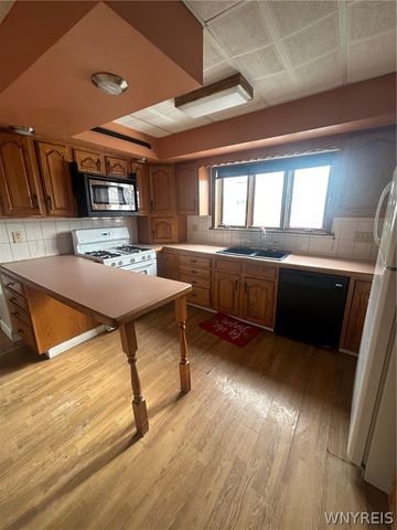 34 Sandrock Road, Buffalo, NY 14207