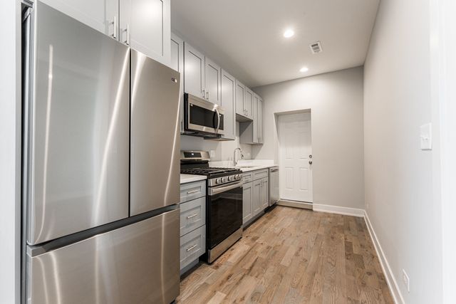 926 W 32nd Place 2F, Chicago, IL 60608