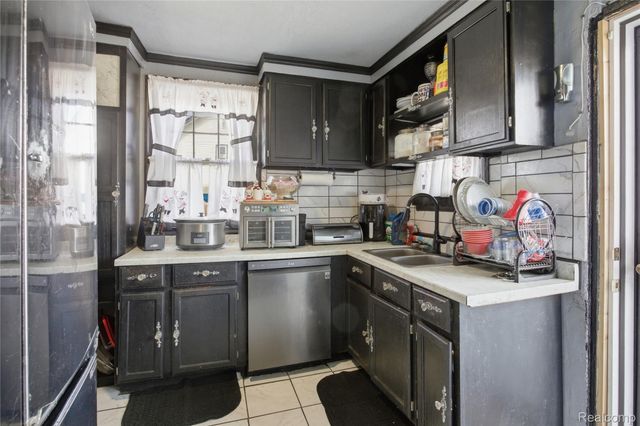 15400 Cruse Street, Detroit, MI 48227