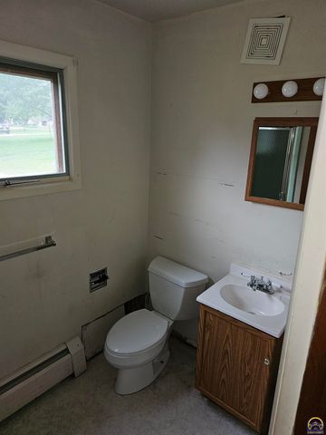 3205 NW Rochester RD, Topeka, KS 66617