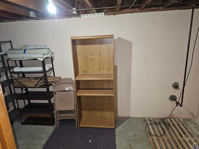 3205 NW Rochester RD, Topeka, KS 66617