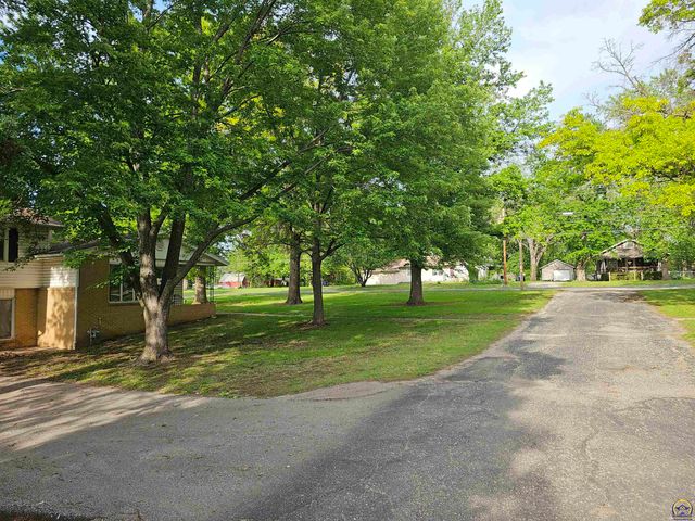 3205 NW Rochester RD, Topeka, KS 66617