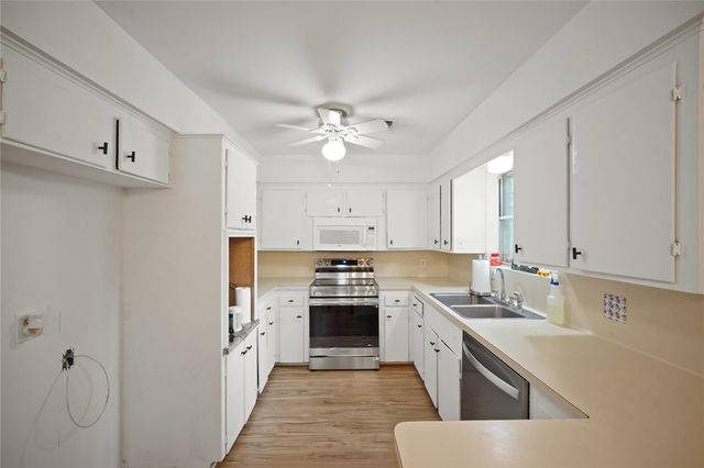 9538 Skyline Drive, Houston, TX 77063