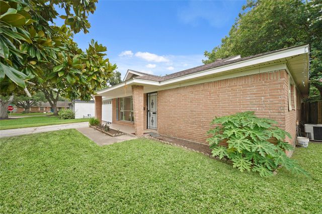 9538 Skyline Drive, Houston, TX 77063