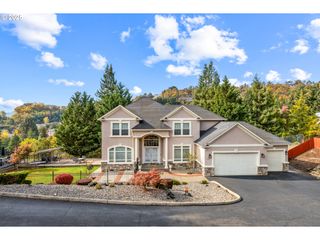 2744 Nw DAYSHA Dr, Roseburg, OR 97471
