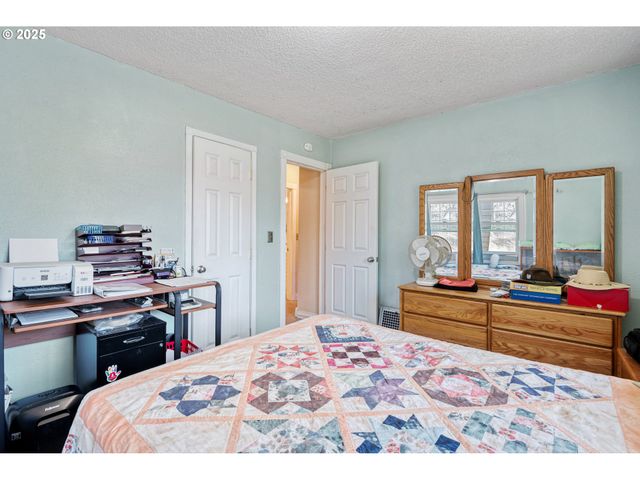 2848 DOVER St, Longview, WA 98632