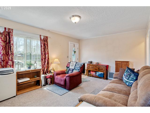 2848 DOVER St, Longview, WA 98632