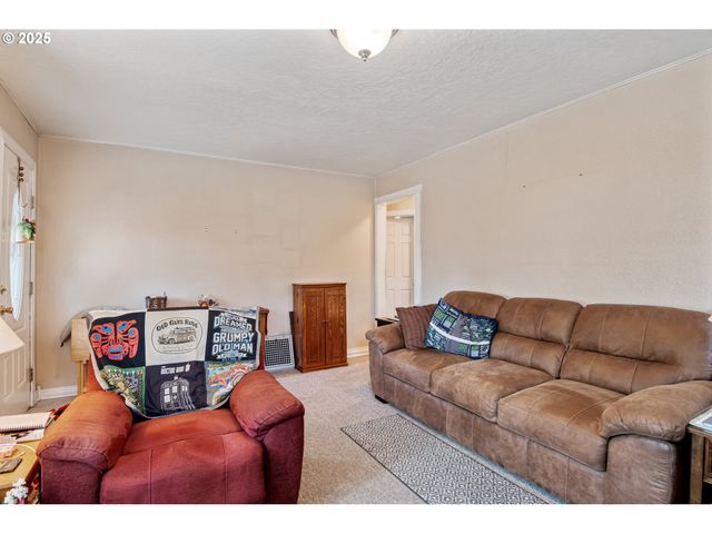 2848 DOVER St, Longview, WA 98632