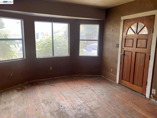 6225 Tevis St, Oakland, CA 94621