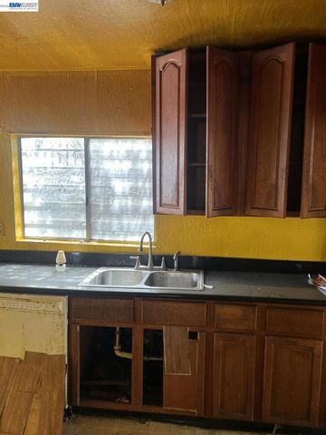 6225 Tevis St, Oakland, CA 94621