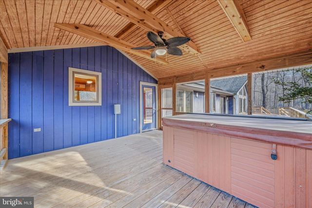272 TONOLOWAY POINT CIR, Great Cacapon, WV 25422