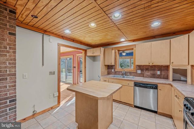 272 TONOLOWAY POINT CIR, Great Cacapon, WV 25422