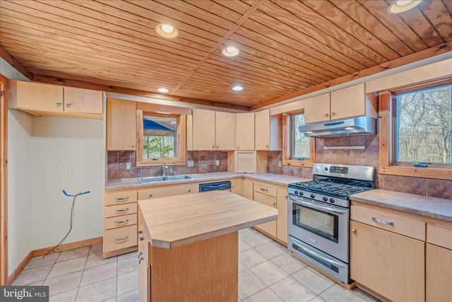 272 TONOLOWAY POINT CIR, Great Cacapon, WV 25422