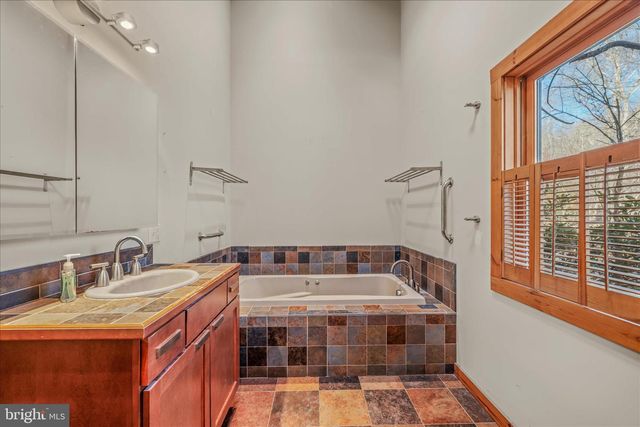 272 TONOLOWAY POINT CIR, Great Cacapon, WV 25422