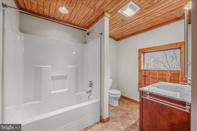 272 TONOLOWAY POINT CIR, Great Cacapon, WV 25422