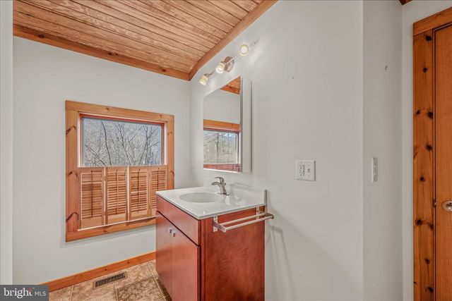 272 TONOLOWAY POINT CIR, Great Cacapon, WV 25422