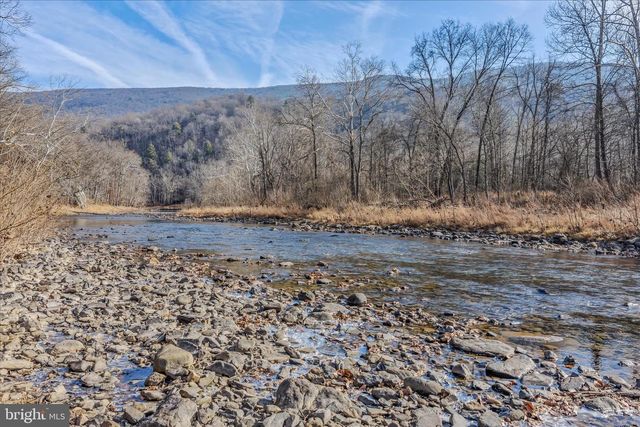 272 TONOLOWAY POINT CIR, Great Cacapon, WV 25422