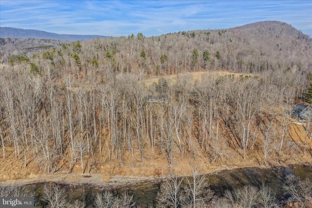 272 TONOLOWAY POINT CIR, Great Cacapon, WV 25422