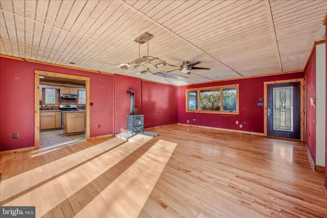 272 TONOLOWAY POINT CIR, Great Cacapon, WV 25422