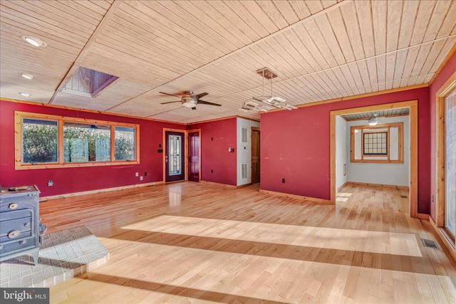 272 TONOLOWAY POINT CIR, Great Cacapon, WV 25422