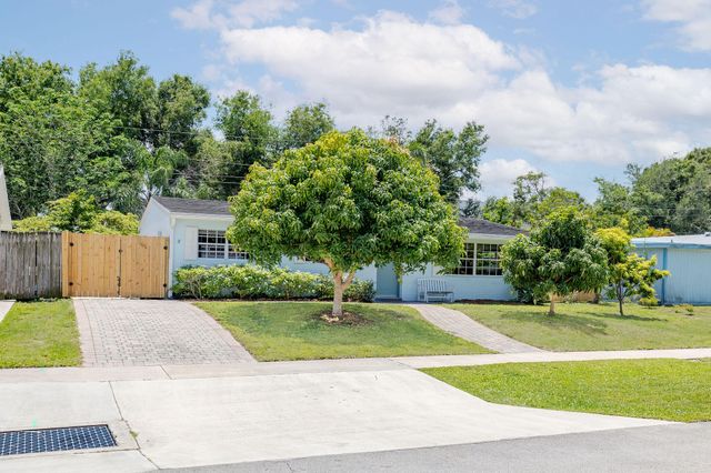 4366 Bamboo Drive, Palm Beach Gardens, FL 33410