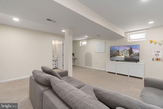 3884 WERTZ DR, Woodbridge, VA 22193