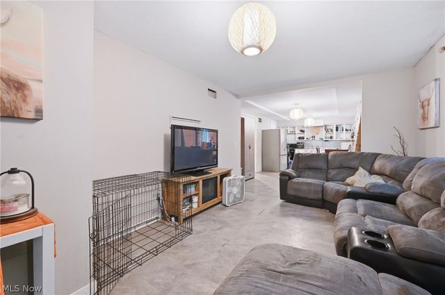 3470 Roseview Drive SE, Hubbard, OH 44425