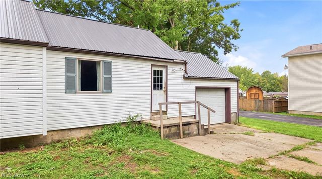 3470 Roseview Drive SE, Hubbard, OH 44425
