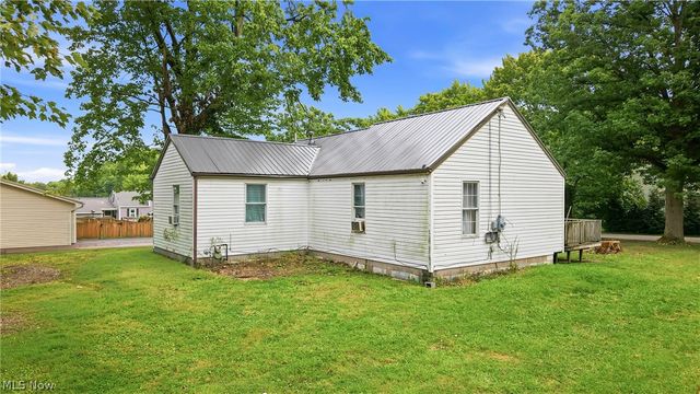 3470 Roseview Drive SE, Hubbard, OH 44425