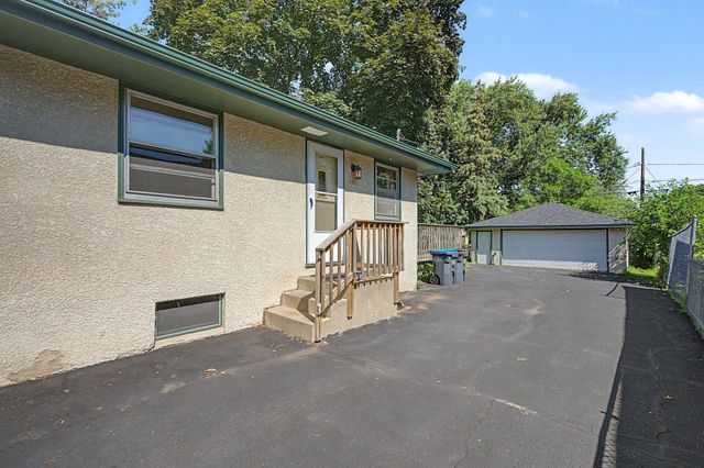 2213 Holloway Avenue E, North Saint Paul, MN 55109