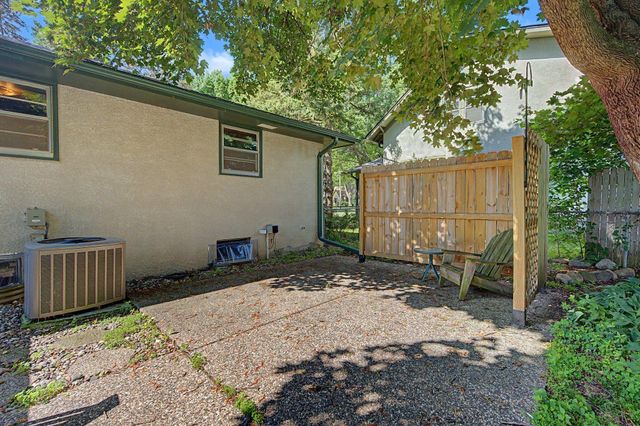 2213 Holloway Avenue E, North Saint Paul, MN 55109