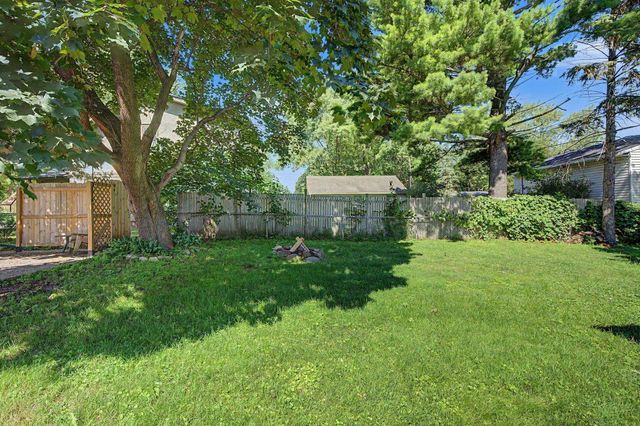 2213 Holloway Avenue E, North Saint Paul, MN 55109