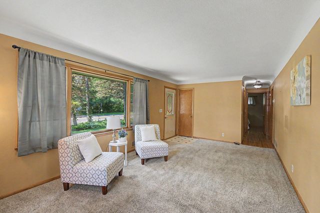 2213 Holloway Avenue E, North Saint Paul, MN 55109
