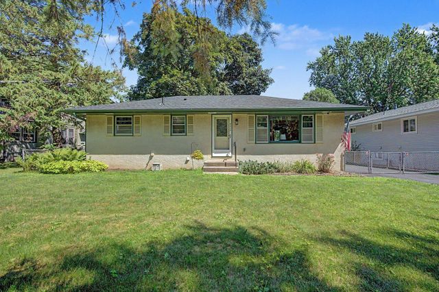 2213 Holloway Avenue E, North Saint Paul, MN 55109