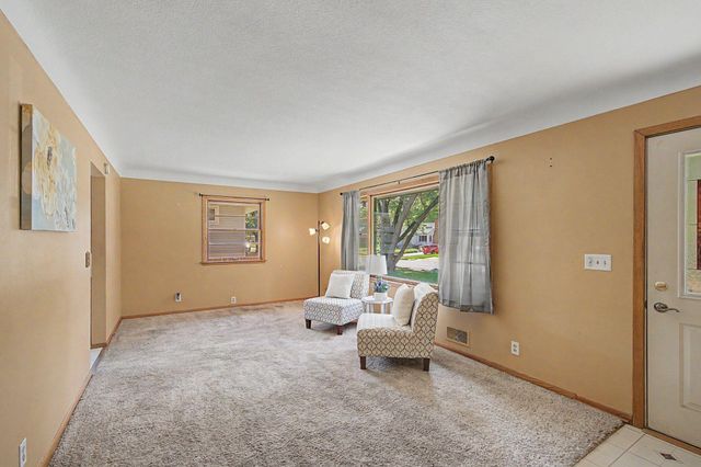 2213 Holloway Avenue E, North Saint Paul, MN 55109