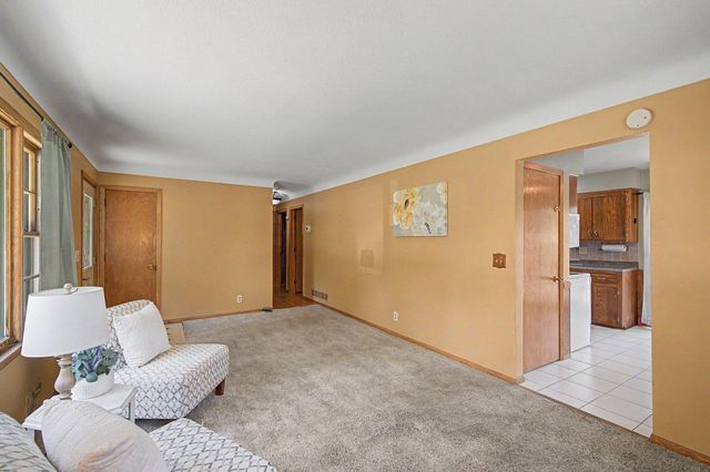 2213 Holloway Avenue E, North Saint Paul, MN 55109