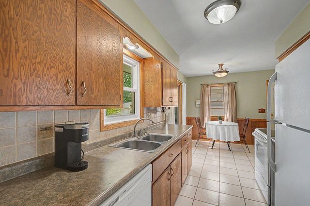 2213 Holloway Avenue E, North Saint Paul, MN 55109