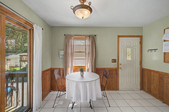 2213 Holloway Avenue E, North Saint Paul, MN 55109