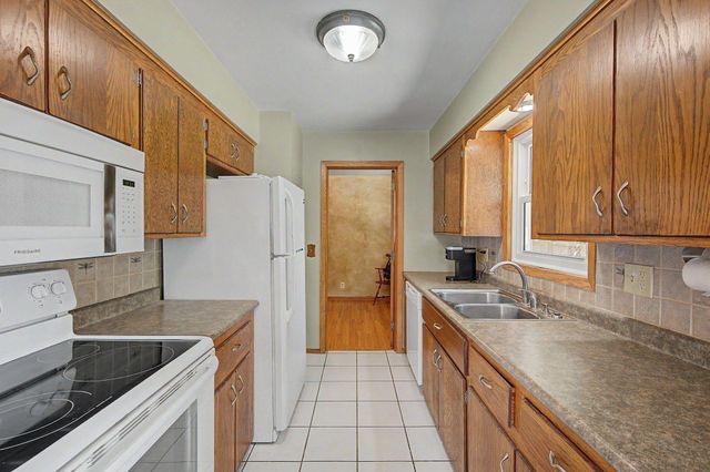 2213 Holloway Avenue E, North Saint Paul, MN 55109