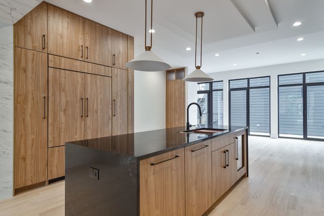 2053 W Race Avenue, Chicago, IL 60612