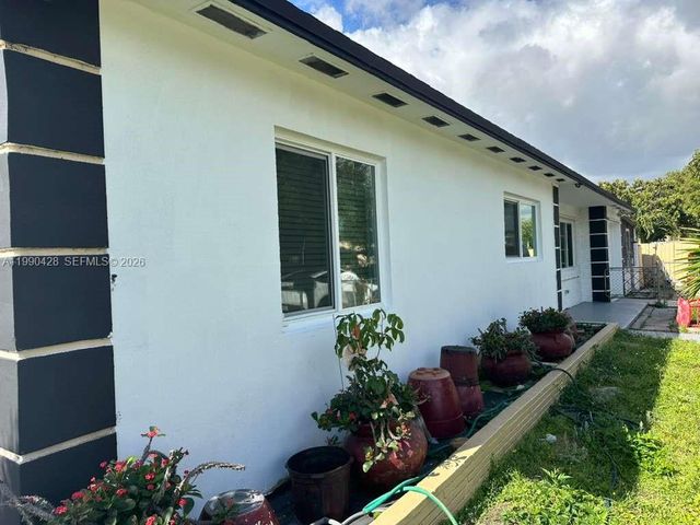 2458 Plunkett St, Hollywood, FL 33020