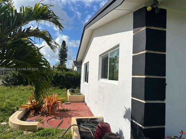 2458 Plunkett St, Hollywood, FL 33020