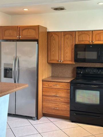 2458 Plunkett St, Hollywood, FL 33020