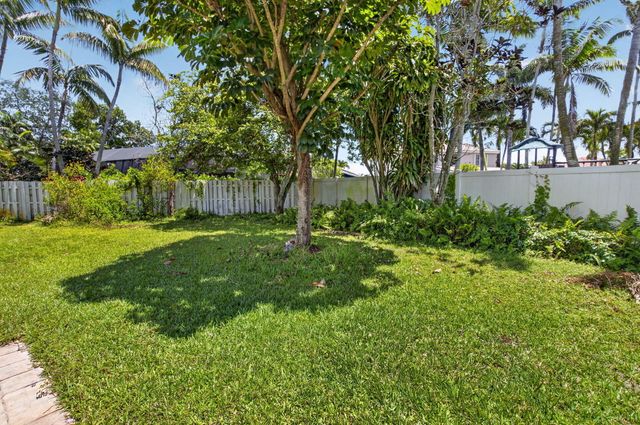 6207 Shadow Tree Lane, Lake Worth, FL 33463