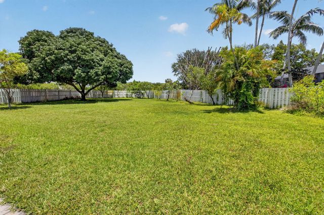 6207 Shadow Tree Lane, Lake Worth, FL 33463