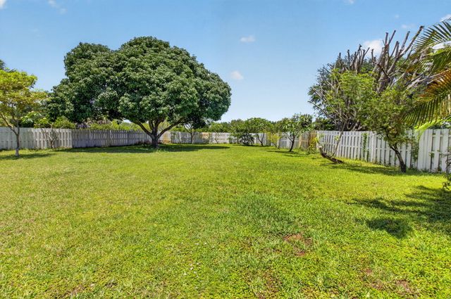 6207 Shadow Tree Lane, Lake Worth, FL 33463